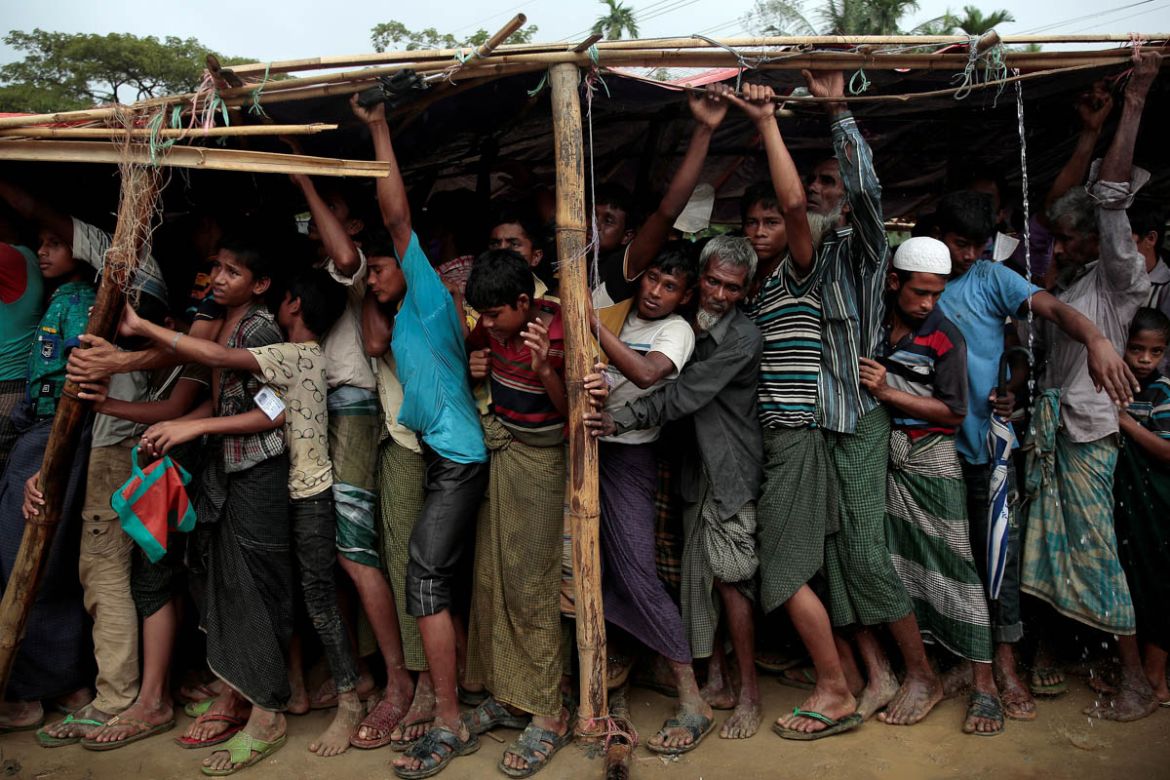 Rohingya refugees jostle as they line up for a blanket distribution under heavy rainfall at the Balukhali camp near Cox''s Bazar, Bangladesh December 11, 2017. REUTERS/Alkis Konstantinidis TPX IMAGES O